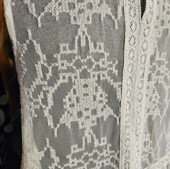 x-small Logo Boho cream color flowy tank - Picture 7 of 13